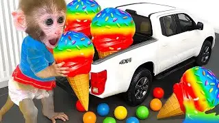 Affe BonBon verkauft Regenbogeneis und spielt mit den Entenk&uuml;ken auf der Rutsche im Park