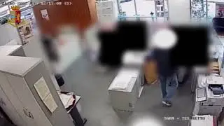 Milano, tenta la rapina in banca: ferisce un impiegato