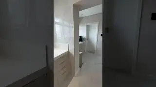 Cozinha bege integrada com jantar m&oacute;veis da Biblos Planejados