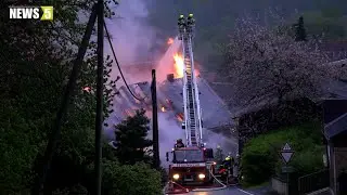 Flammen schlagen aus Wohnhaus: Enge Bebauung erschwert Löscharbeiten der Feuerwehr