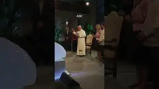 PAPA LE&Oacute;N XIV bendice un BLOQUE DE HIELO en la conferencia internacional por la JUSTICIA CLIM&Aacute;TICA