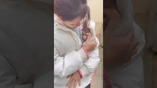 The baby monkey wanted to be held in its mother's warm embrace.🥰