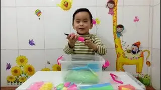 B&eacute; Bi giới thiệu bộ đất c&aacute;t nặn - Bộ đồ chơi đất c&aacute;t vi sinh