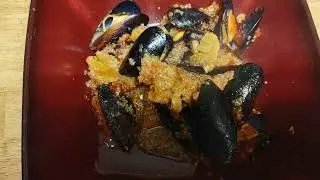 muscles are like quinoa with with marinara sauce roasted sesame seed oil and crushed garlic