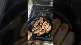 Приготовление сосисок на чугунной сковороде