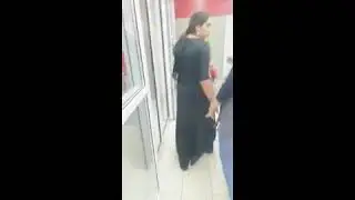 UNA ZINGARA VIENE BECCATA AL SUPERMERCATO E GUARDATE CHE SUCCEDE!!