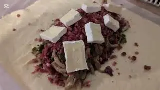 Empanada de sofrito de cebolla pimiento y tiras de lomo de cerdo. Taquitos de jam&oacute;n y queso.
