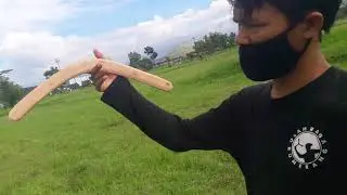 How to throw a Traditional shaped Returning Boomerang // Test terbang Bumerang Tradisional
