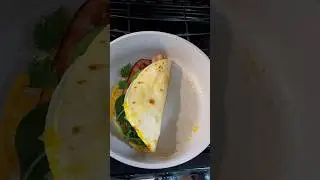 Easy Bacon Egg Wrap#Tortilla#BreakfastWrap#QuickMeal#recipe#cooking #QuickBreakfast#foodie#shorts
