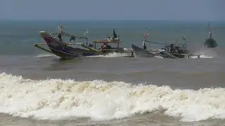 Perahu speed Puger Melintas di pelawangan Puger pp45