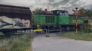 J&auml;rnv&auml;gs&ouml;verg&aring;ng i Oskarshamn med Godst&aring;g - Swedish level crossing
