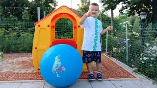 Саша распаковывает огромный киндер сюрприз Халк.