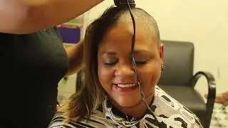 Ela raspou seu cabelo em homenagem às mulheres e crianças com câncer