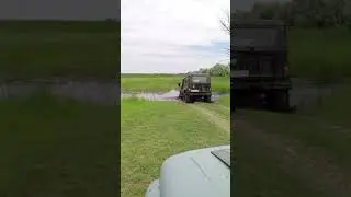 УАЗ переезжает мелкий метровый брод #бездорожье #automobile #оффроад #offroad #uaz #уаз #mud