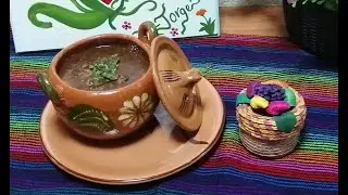 Frijoles negros con hoja santa y chochoyotes