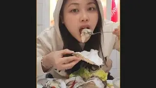 Eating Oysters