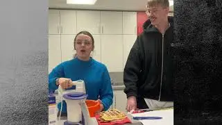 Plattdeutsches Waffelbacken in der Marienhausschule Meppen