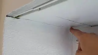 Ausbau der Revisionsklappe eines Rolladenkastens