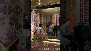 bermain grand piano