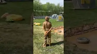 a girl walking her dog was dragged into a mud pit 一个女孩被狗带入泥潭