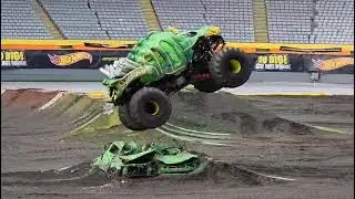 Skelesaurus FREESTYLE at Hot Wheels Monster Trucks Auckland!