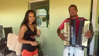 eu e minha sobrinha fazendo aquele belo forro (Deni sanfoneiro oficial)