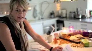 Lene Hansson laver madplan (ses bedst i HD)