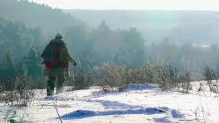 Title: Exploration hivernale : Marcher dans la poudreuse