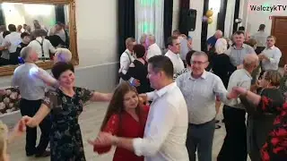 TAK WSPANIALE BAWIĄ SIĘ LUDZIE  a wśród gości dwie znakomite tancerki Monika i Weronika wirują