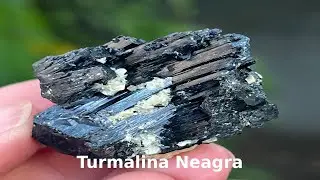 Turmalina neagră: legenda pietrei de protecție