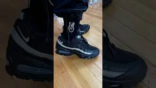 НА НОГАХ: AIR MAX 95 &laquo;ЧЕРНЫЙ МЕТАЛЛИК СЕРЕБРИСТЫЙ&raquo; 🏴&zwj;☠️👌🏾 #шорты #youtubeshorts #explore #nike #fy