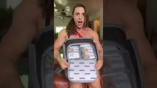 Кейтлин Вера, также известная как hardcore_kaitlyn, делает обзор сумки для фитнес-блюд Hummer.