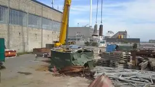 Loading heavy steel scrap with 220T mobile crane