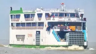 মেঘনা নদীতে ফেরিও লঞ্চ আতিছে ও পোস্টার জাহাজ