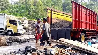 sand mining || loading black sand into the back of a Toyota Dyna truck