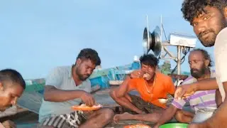 நடுக்கடலில் உதவி பண்ண மீனவர் பறவை முரல் மீன் குழம்பு, Helping with Fish Meals in  mid sea
