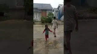 kak Aisya pertama kali mandi hujan #shorts #shortvideo #hujan