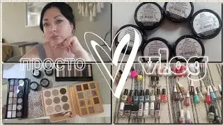 просто vlog: ☕️болтаю про любовь к тенями, перебираю палетки, делаю свотчи +моя коллекция лаков 