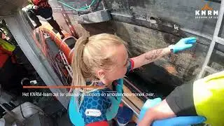KNRM Marken redt gewond jong kind van binnenvaartschip