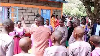 Ya katikati inakuwaga na Nini 😂😂