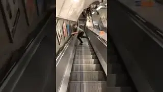 😂 What was his plan?!#funnyfails #rolltreppe #failvideo #shortviral #everydaycomedy #publicfail