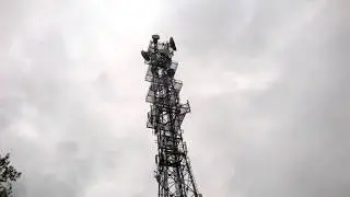 Radio communication tower and transmitter