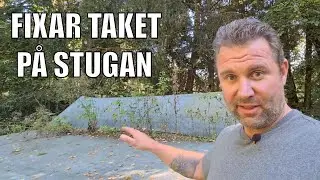 Inspekterar taket p&aring; stugan