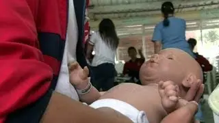 Bebés robot para prevenir el embarazo adolescente