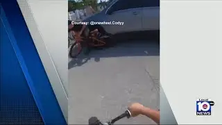 На видео видно, как депутат сбивает молодого велосипедиста