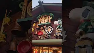 The clock is back at Knott's! Snoopy or Woodstock? Who's your favorite? #shorts #campsnoopy #knotts