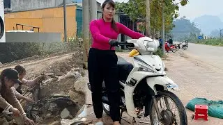 The girl finished building the car she salvaged from the garbage dump.