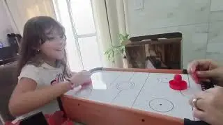 Brincando de #hockey de mesa com a mam&atilde;e ❤️ #brincadeiras #jogos #criancas #familia #rotina