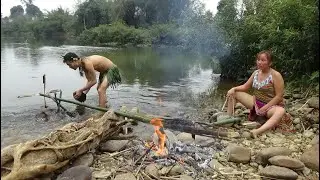 Survival Skills - Grilling Fish with a Water Spinning Machine - Smart Girl Catches Big Fish