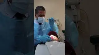Осмотр полости рта и чистка зубов у стоматолога.